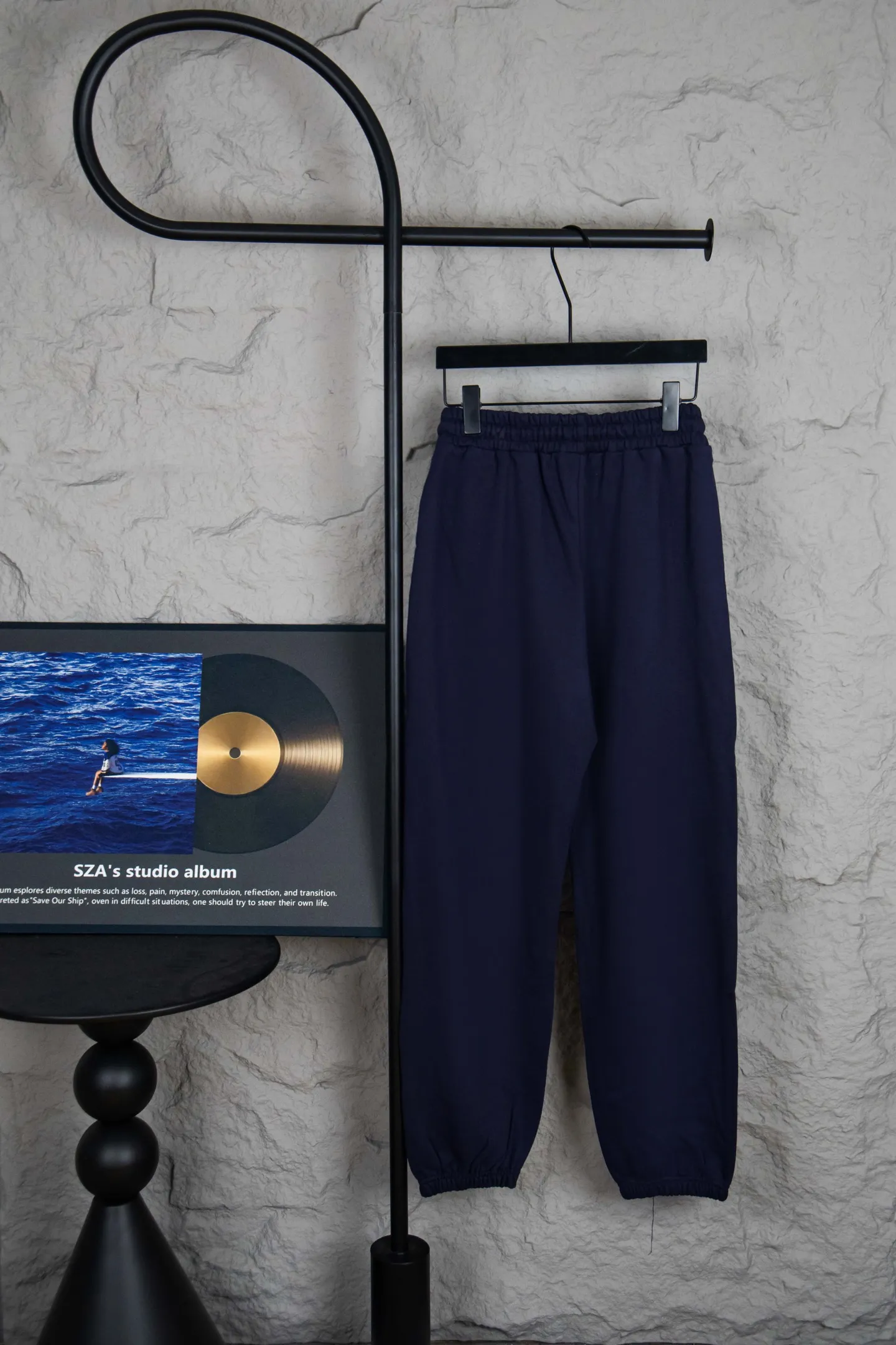 🅿️200 Style No.: M211 Ralph Lauren Ralph Lauren suit sweatpants. Pure cotton treated with anti-static technology. Does not stain dust and has no loose hair. The elastic waist is used with a drawstring. Very body-friendly. The cotton is comfortable and soft. The upper body is casual and free. Regular beveled double pockets on both sides. The white brand logo on the left trouser leg collides with the black of the trousers. Although it is small, it is quite recognizable. The brand adds a young and fashionable atmosphere to the original sense of luxury. It can be called a cold-proof weapon. A simple base layer is enough to resist the severe cold, making it more fluffy and warm. Color: Gray, Black, Navy SIZE: S-XL